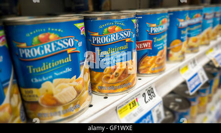 Boîtes de soupe marque Progresso sur une étagère de supermarché à New York vendredi, Juillet 22, 2016. General Mills, le propriétaire de la marque de Progresso, a annoncé qu'ils vont fermer des usines dans le New Jersey, l'Ohio, du Brésil et de la Chine concernant 1400 emplois. L'échelle de Vineland, NJ Progresso, usine en opération depuis 1942, fermera touchant 370 employés dans la région de South Jersey. (© Richard B. Levine) Banque D'Images