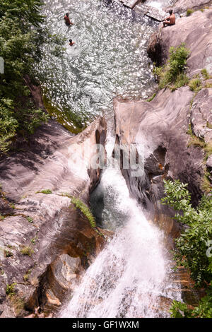 Biasca, Suisse - 25 juillet 2016 : la natation dans la piscine de Santa Petronilla cascade à Biasca sur les Alpes Suisses Banque D'Images