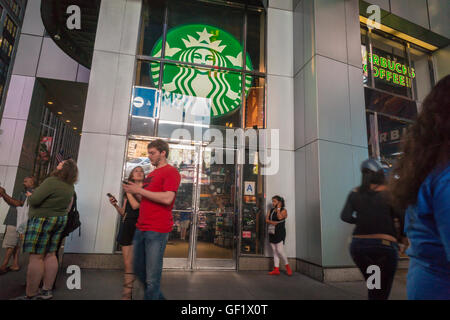 Un Starbucks dans le centre de Manhattan à New York vu le Jeudi, Juillet 21, 2016. (© Richard B. Levine) Banque D'Images