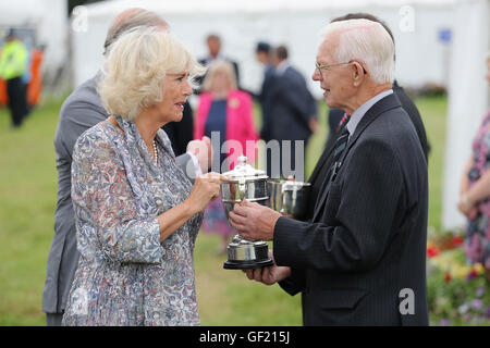 Le Prince de Galles et la duchesse de Cornouailles présente une tasse au cours d'une visite à la135Th Sandringham Flower Show à Sandringham House dans le Norfolk. Banque D'Images