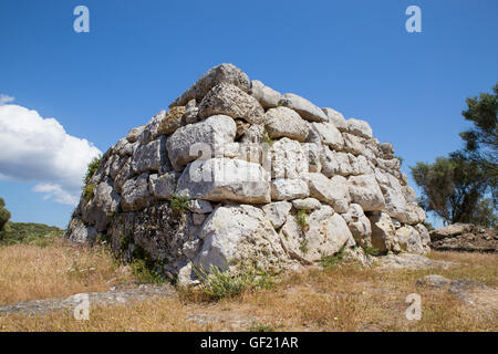 Vue de la Navetas de Rafal Rubi, une chambre funéraire sur l'île de Menorca, Espagne. Banque D'Images