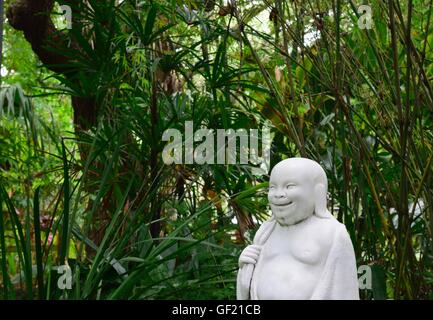 Profil d'un bouddha heureux dans le jardin d'Asie au Nature Coast Botanical Garden à Spring Hill, Floride. Banque D'Images