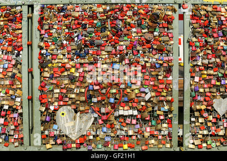 L'amour des verrous sur pont Hohenzollern, Cologne, Allemagne Banque D'Images