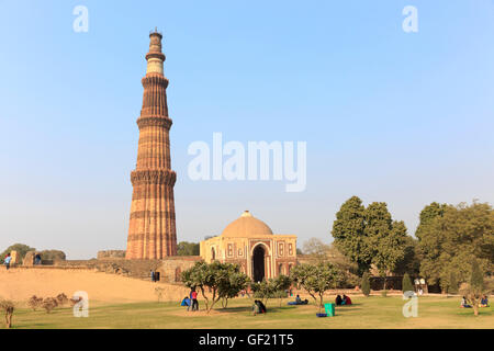 Qutb Minar tour et complexe Qutb, Delhi, Inde Banque D'Images