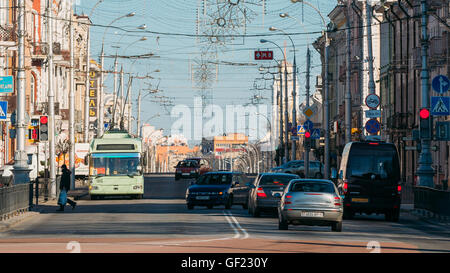 Gomel, Bélarus - 27 Mars 2016 Matin : la circulation sur la rue Sovetskaya à Gomel, Bélarus Banque D'Images