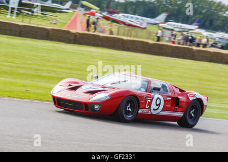 1967 Ford GT40 avec chauffeur Richard Meins durant la course pour le trophée à la Pentecôte 2015 Goodwood Revival, Sussex, UK. Banque D'Images