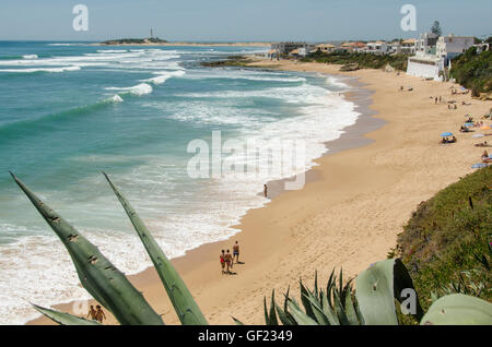 Vue de la plage dans la petite ville balnéaire de Los Caños de Meca, Cádiz en province. Cap de Trafalgar et son phare peut être s Banque D'Images