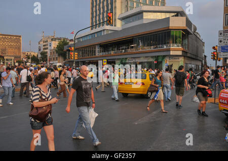 Les piétons et les taxis sur la place Taksim dans le centre d'Istanbul. C'est une vue partielle de la place, sur son côté le plus proche de la Banque D'Images