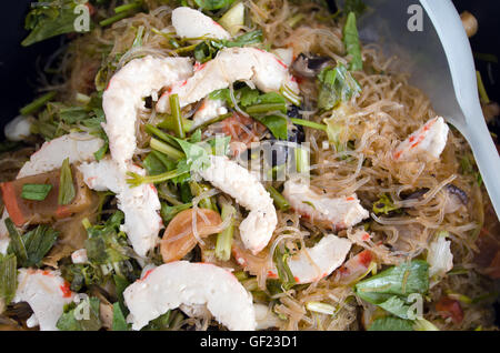 Nouilles sautées aux légumes, de porc et de Poulet Thai cuisine Banque D'Images