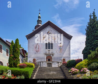 Église Notre-Dame-de-l'Assomption dans le village médiéval de Conflans. Albertville, Savoie, France. Banque D'Images