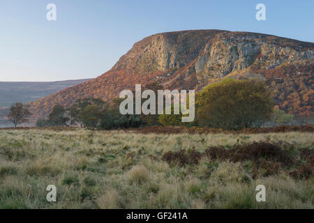 Carrol Rock en Brora Strath, East Sutherland en Écosse et le Loch Brora en couleurs d'automne au lever du soleil sur un ciel bleu jour Banque D'Images