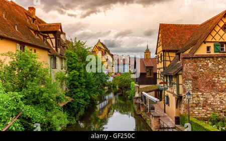 Maisons à colombages colorés traditionnels célèbre dans la Petite Venise, la petite Venise et le tour de l'église, Colmar, Alsace, France Banque D'Images