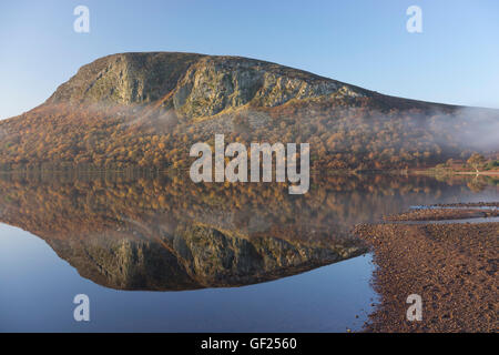 Carrol Rock en Brora Strath, East Sutherland en Écosse et le Loch Brora en couleurs d'automne au lever du soleil sur un ciel bleu jour Banque D'Images