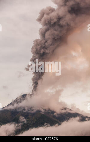 La fumée monte du volcan Tungurahua, février 2016, l'Équateur Banque D'Images