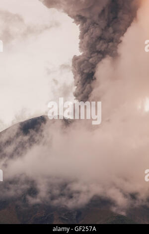 Éruption du volcan Tungurahua Fiery, février 2016, l'Équateur Banque D'Images