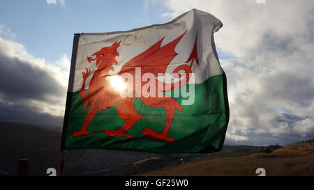 Un drapeau flotte au-dessus de la vallée, au Pays de Galles Banque D'Images