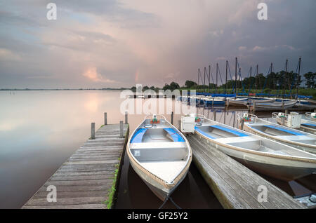 Location de bateaux et de pier sur grand lac, Pays-Bas Banque D'Images