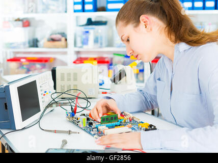 Tech réparation électronique fixe-circuit du bord Banque D'Images