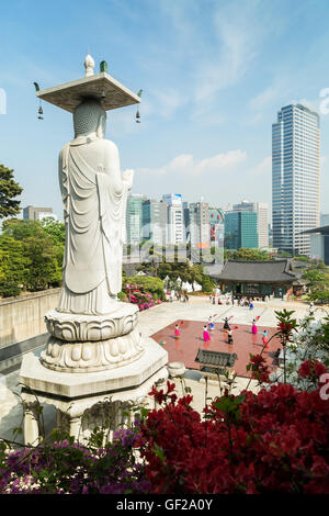 Mireuk Daebul statue (la grande statue du Bouddha Maitréya) au Temple de Bongeunsa et vue de Gangnam à Séoul, Corée du Sud. Banque D'Images