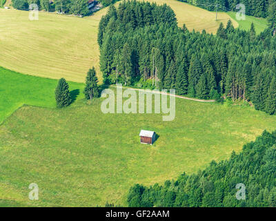 Abri Rural sur pré, pente de alpes bavaroises près d'Oberstdorf, en vue aérienne, Allgäu, Allgaeu, Bavaria, Germany Banque D'Images