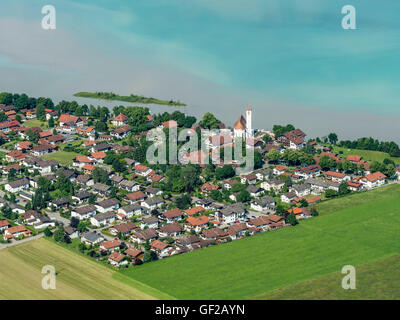 Village rural au lac Forggensee Waltenhofen,l'eau de sable de rivière Lech mélangé avec de l'eau bleu du lac, vue aérienne, près de Füs Banque D'Images