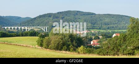 Matin vue panoramique sur le village tchèque "olni Loucky'. Pont de chemin de fer. Vue sur le paysage typiquement Tchèque dans les highlands Banque D'Images