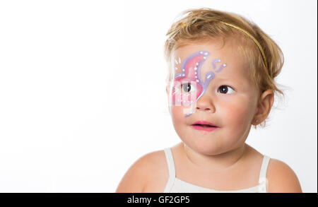 Jolie petite fille avec un papillon de facepainting Banque D'Images