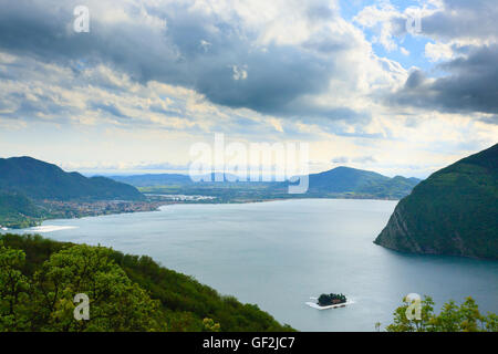 Panorama depuis le lac Isola 'Monte', Italie. Paysage italien. Sur le lac de l'île Banque D'Images