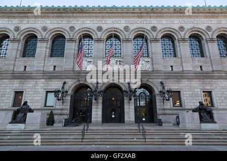 Une photographie de la façade de la bibliothèque centrale de Boston à Boston, Massachusetts, États-Unis. Banque D'Images