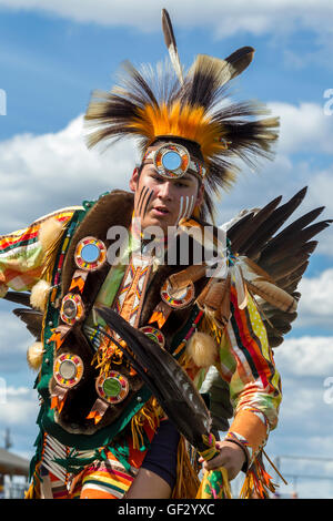 Native American man à powwow cérémonial. Banque D'Images