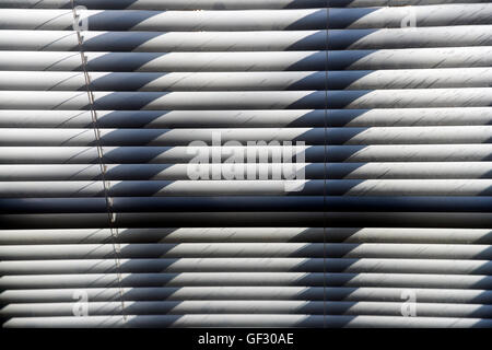 Résumé photo de la lumière solaire sur les stores vénitiens Banque D'Images