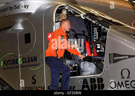 Bertrand Piccard de la Suisse se prépare à son pilote l'avion solaire Solar Impulse 2 priotr à décoller à l'aéroport JFK de New York. Banque D'Images