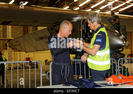 Bertrand Piccard de la Suisse se prépare à monter à bord de son avion solaire Solar Impulse 2 à un International John F. Kennedy Banque D'Images