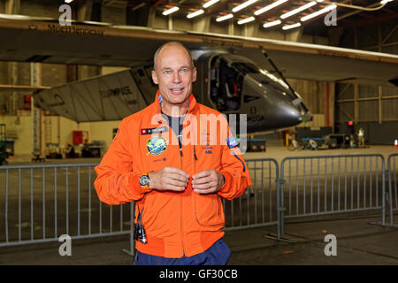 Bertrand Piccard de la Suisse se prépare à son pilote l'avion solaire Solar Impulse 2 priotr à décoller à l'aéroport JFK de New York. Banque D'Images