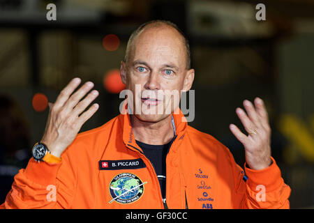 Bertrand Piccard de la Suisse se prépare à monter à bord de son avion solaire Solar Impulse 2 à New York. Banque D'Images