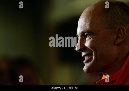 Bertrand Piccard de la Suisse se prépare à son pilote l'avion solaire Solar Impulse 2 priotr à décoller à l'aéroport JFK de New York. Banque D'Images