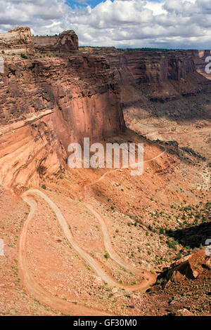 Route de terre dangereuses bobinage, Rim Trail Blanc, Canyonlands National Park, Utah Banque D'Images