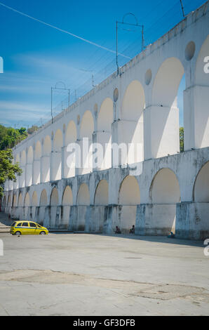 RIO DE JANEIRO, Brésil - Mars 06, 2016 : monument blanc Arcos da Lapa arches de sous un ciel bleu vif à Rio de Janeiro Banque D'Images