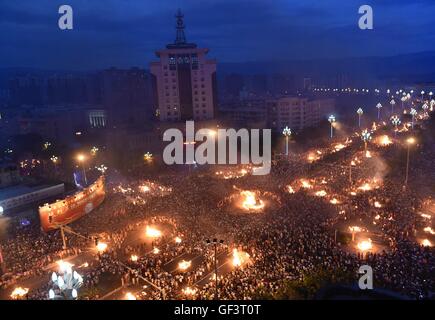 Chengdu, province chinoise du Sichuan. 27 juillet, 2016. Les gens se rassemblent autour de feux de joie au cours d'un Festival de la flamme d'Ürümqi Yi groupe ethnique de Xichang, dans le sud-ouest de la province chinoise du Sichuan, le 27 juillet 2016. Plus de 500 000 personnes ont participé au carnaval mercredi soir. © Liu Kun/Xinhua/Alamy Live News Banque D'Images