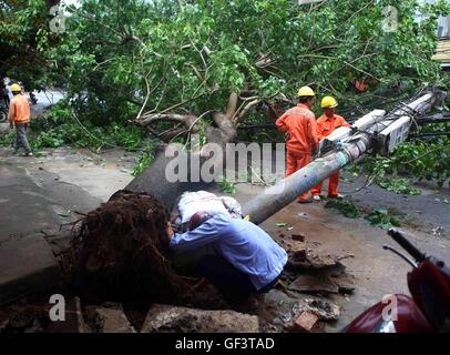 Hanoi. 28 juillet, 2016. Photo prise le 28 juillet 2016 montre le Rescue Squad en poussant un poteau électrique endommagé au large de la route à Hanoï, capitale du Vietnam. Une forte tempête et des pluies torrentielles provoquées par le typhon Mirinae ont laissé un mort et cinq blessés dans la capitale du Vietnam Hanoi jeudi matin, a déclaré le ministère de la recherche et du sauvetage dans la capitale Hanoi City Special haut commandement. Source : Xinhua/VNA/Alamy Live News Banque D'Images