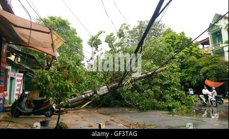 Hanoi. 28 juillet, 2016. Photo prise le 28 juillet 2016 montre un poteau électrique endommagé à Hanoi, capitale du Vietnam. Une forte tempête et des pluies torrentielles provoquées par le typhon Mirinae ont laissé un mort et cinq blessés dans la capitale du Vietnam Hanoi jeudi matin, a déclaré le ministère de la recherche et du sauvetage dans la capitale Hanoi City Special haut commandement. Source : Xinhua/VNA/Alamy Live News Banque D'Images