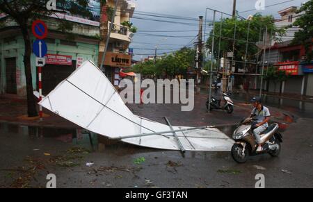 Hanoi. 28 juillet, 2016. Photo prise le 28 juillet 2016 montre des installations endommagées causé par la tempête Mirinae à Hai Phong City, dans le nord du Vietnam. Tempête Mirinae a touché terre au nord du Vietnam dans la nuit de mercredi, ce qui porte une forte tempête et des pluies torrentielles dans le nord de localités. Source : Xinhua/VNA/Alamy Live News Banque D'Images