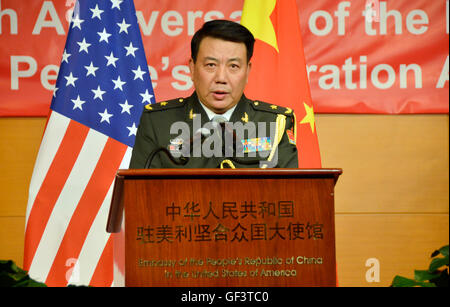 Washington, DC, USA. 27 juillet, 2016. L'attaché militaire chinois Zhang Yijun parle lors d'une réception célébrant le 89e anniversaire de la fondation de l'Armée de libération du peuple chinois (PLA), à l'ambassade de Chine à Washington, DC, États-Unis, le 27 juillet 2016. © Jiao Min/Xinhua/Alamy Live News Banque D'Images