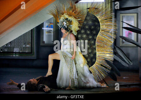 Document - Siegfried', 'répétition photo de 2016, Stefan Vinke (bas) comme Siegfried, Ana Durlovski comme Waldvogel (bois) d'oiseaux. L'opéra de Wagner sera présentée au Festival de Bayreuth le 29 juillet 2016. Photo : Bayreuther Festspiele/Enrico Nawrath/dpa (à l'ATTENTION DES RÉDACTEURS : crédit obligatoire : "Photo : Bayreuther Festspiele/Enrico Nawrath/dpa' - l'utilisation d'INTERNET QUE JUSQU'À UNE TAILLE MAXIMALE DE 800 X 800 PIXELS Document usage éditorial uniquement/PAS DE VENTES) Banque D'Images