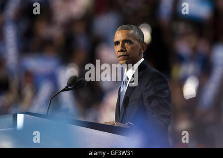 Philadelphie, Pennsylvanie, USA. 27 juillet, 2016. Le président des États-Unis, Barack Obama, traite de la 2016 Convention Nationale Démocratique américain à la Wells Fargo Center, Philadelphie, Pennsylvanie, aux États-Unis le 27 juillet 2016. Credit : Muzi Li/Xinhua/Alamy Live News Banque D'Images