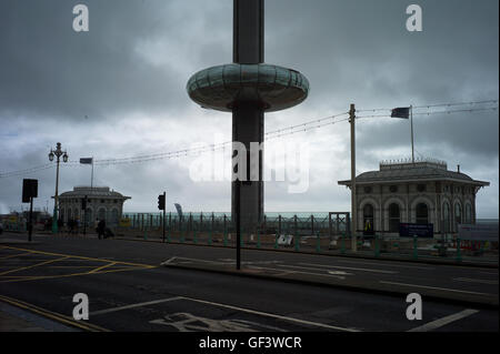 Brighton, UK. 27 juillet, 2016. British Airways j360 en raison d'une coupure sur le front de mer de Brighton, le 4 août. Brighton Sussex England Royaume-Uni. 27 juillet 2016 Vu ici sous des tests finaux sur un jour venteux gris sur le front. Wikipeadia ci-dessous : Le British Airways j360 est un 162 mètres (531 ft) tour d'observation en cours de construction sur le front de mer de Brighton, près de la jetée Ouest. Le 'i' dans le titre est pour l'indépendance et de l'innovation. Je l360 est conçu, conçu, fabriqué et promu par l'équipe responsable de l'Oeil de Londres. Crédit : BRIAN HARRIS/Alamy Live News Banque D'Images