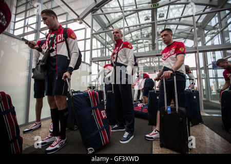 Moscou, Russie. 28 juillet, 2016. Les membres de la délégation russe à la prochaine des Jeux Olympiques de Rio sont accueillis à l'aéroport Sheremetyevo à Moscou, Russie, le 28 juillet 2016. Environ 70 athlètes russes quitté Moscou le jeudi pour Rio de Janeiro pour participer à l'organisation des Jeux Olympiques de 2016 à Rio. Ces athlètes sont du Russe équipes nationales de volley-ball, handball, boxe, tennis de table, natation synchronisée et équestres. Credit : Evgeny Sinitsyn/Xinhua/Alamy Live News Banque D'Images