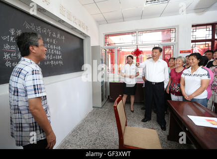 Tangshan, Province de Hebei en Chine. 28 juillet, 2016. Le président chinois Xi Jinping (3L), qui est également secrétaire général du Parti communiste chinois (PCC) et président du Comité central de la Commission militaire centrale (CMC), des visites d'une catégorie à la poésie de l'activité culturelle de la communauté en Xiangfuli chambre Tangshan, Chine du nord, dans la province du Hebei, le 28 juillet 2016. Credit : Lan Hongguang/Xinhua/Alamy Live News Banque D'Images