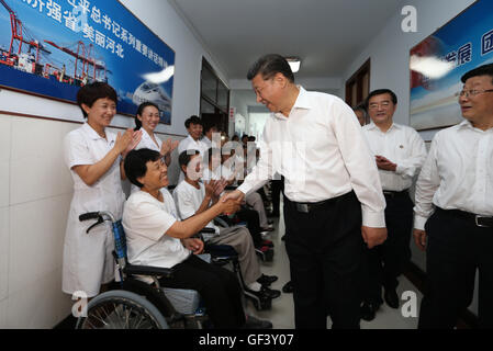 Tangshan, Province de Hebei en Chine. 28 juillet, 2016. Le président chinois Xi Jinping (2e R avant), qui est également secrétaire général du Parti communiste chinois (PCC) et président du Comité central de la Commission militaire centrale (CMC), visites patients paraplégiques à la ville centre de réadaptation paraplégique à Tangshan, Province de Hebei en Chine du nord, le 28 juillet 2016. Credit : Lan Hongguang/Xinhua/Alamy Live News Banque D'Images