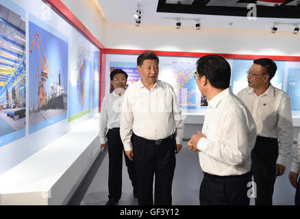 Tangshan, Province de Hebei en Chine. 28 juillet, 2016. Le président chinois Xi Jinping (2L), qui est également secrétaire général du Parti communiste chinois (PCC) et président du Comité central de la Commission militaire centrale (CMC), visite d'une exposition sur le redressement et le développement de la ville au cours des quatre dernières décennies à Tangshan Planning Exhibition Hall à Tangshan, Province de Hebei en Chine du nord, le 28 juillet 2016. Credit : Xie Huanchi/Xinhua/Alamy Live News Banque D'Images